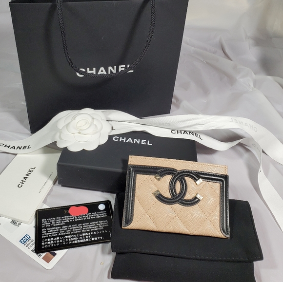 authentic Chanel filigree caviar card holder - Picture 15 of 16